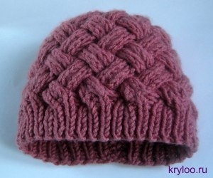 Двустороняя женская шапочка спицами 