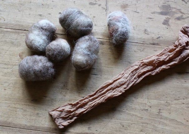 Ковёр из валяных камушков