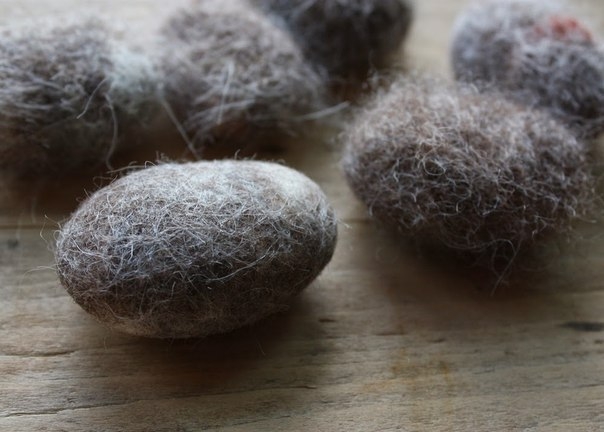 Ковёр из валяных камушков