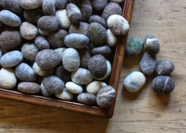 Ковёр из валяных камушков