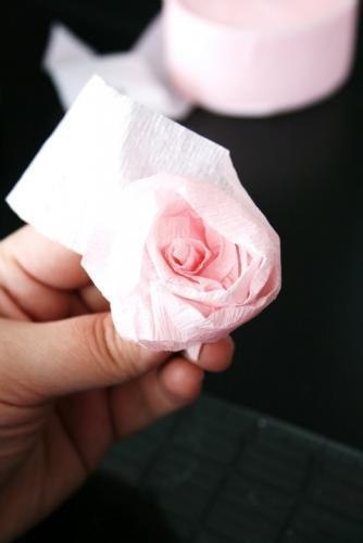 Декоративный цветочный шар из гофрированной бумаги