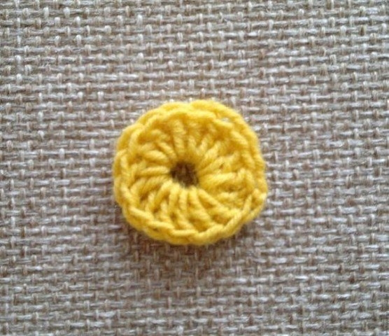 Освежить любимую кухню яркими подставками под горячее в виде солнечных ромашек.