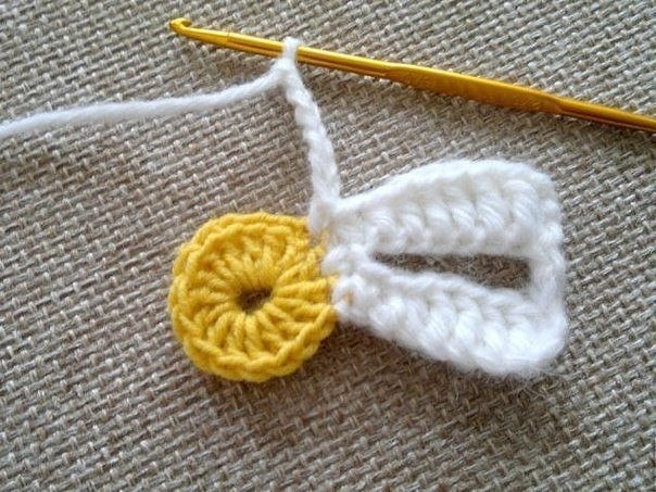 Освежить любимую кухню яркими подставками под горячее в виде солнечных ромашек.