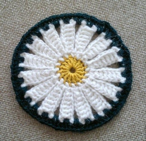 Освежить любимую кухню яркими подставками под горячее в виде солнечных ромашек.