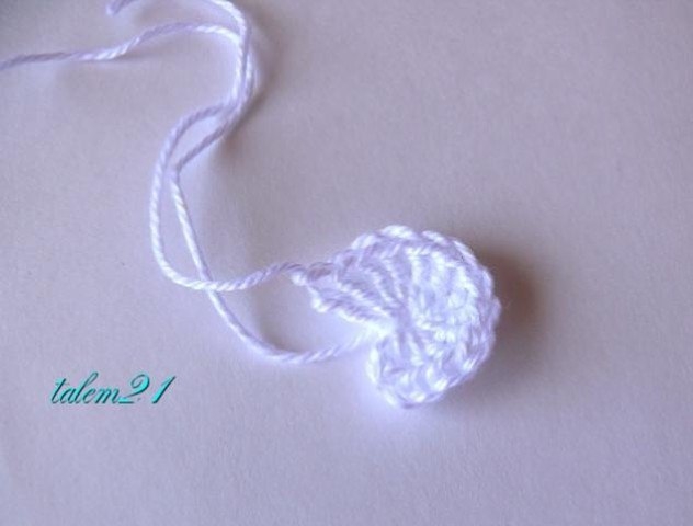 Цветочки из остатков пряжи