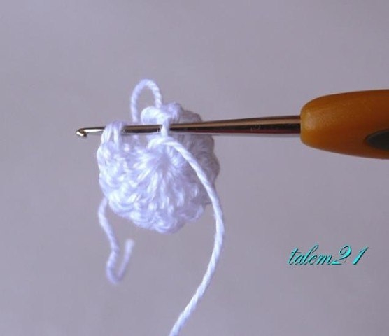 Цветочки из остатков пряжи