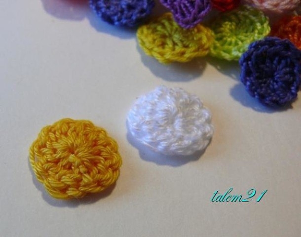 Цветочки из остатков пряжи