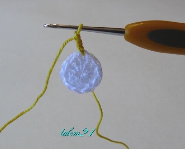 Цветочки из остатков пряжи