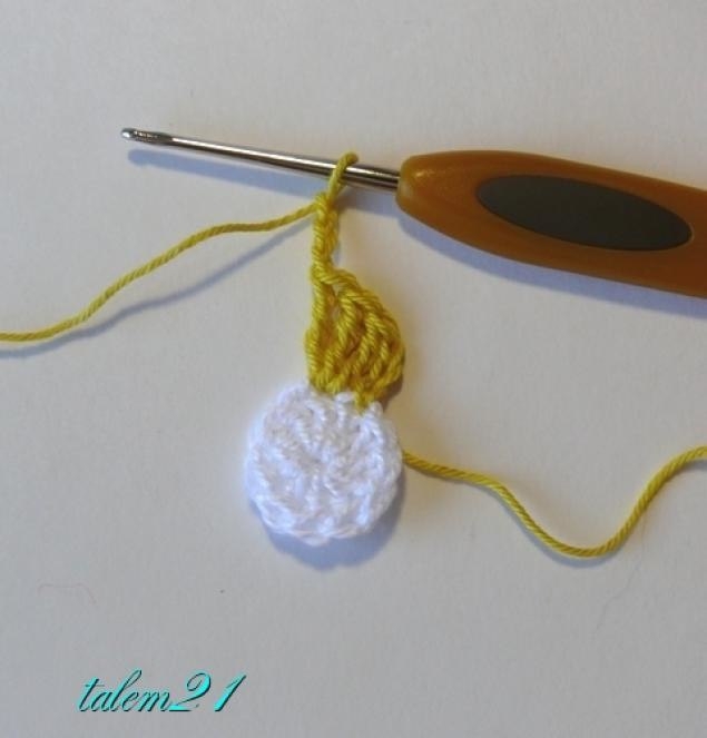 Цветочки из остатков пряжи