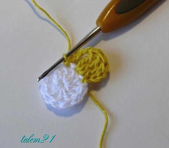 Цветочки из остатков пряжи