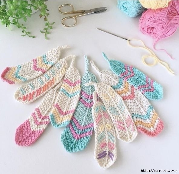 Перо павлина крючком.