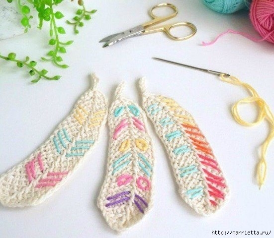 Перо павлина крючком.