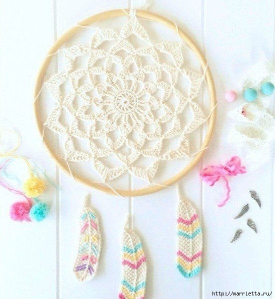 Перо павлина крючком.