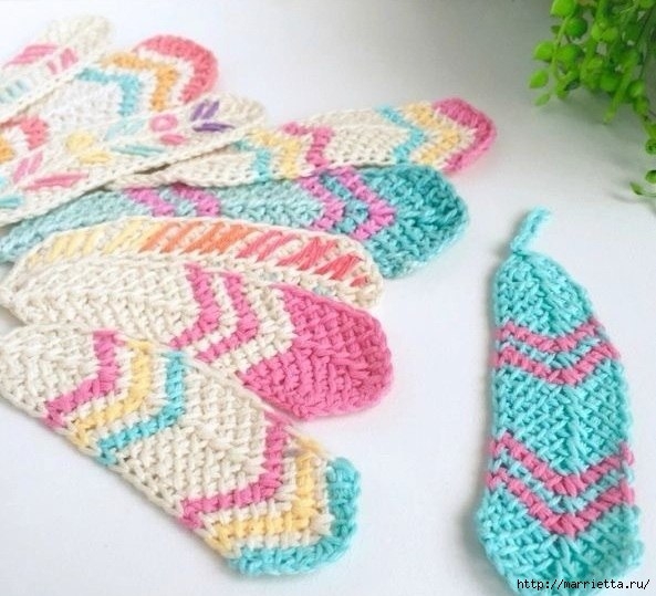 Перо павлина крючком.