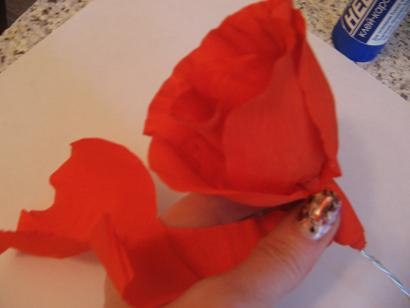 Алая роза из гофрированной бумаги