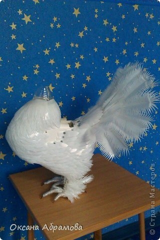 Необычно красивый голубь - из пластиковых бутылок