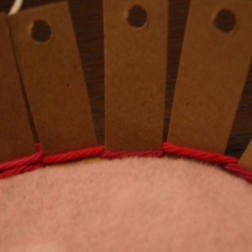 Плетем корзинку в форме сердца.