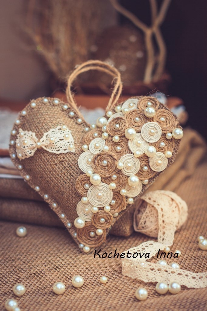 Валентинки-подвески из мешковины и кружева