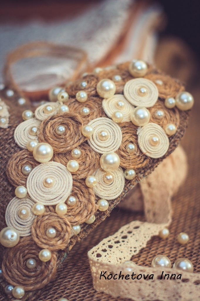 Валентинки-подвески из мешковины и кружева