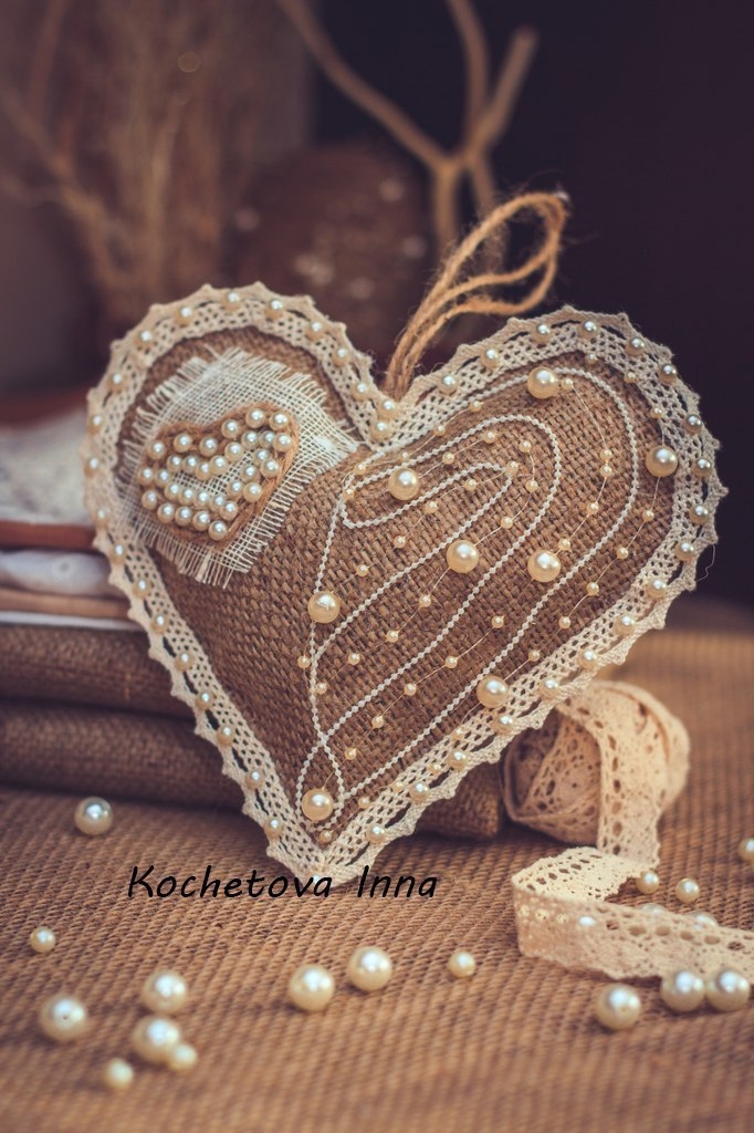 Валентинки-подвески из мешковины и кружева