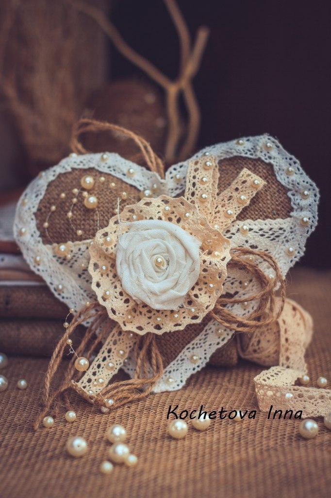 Валентинки-подвески из мешковины и кружева