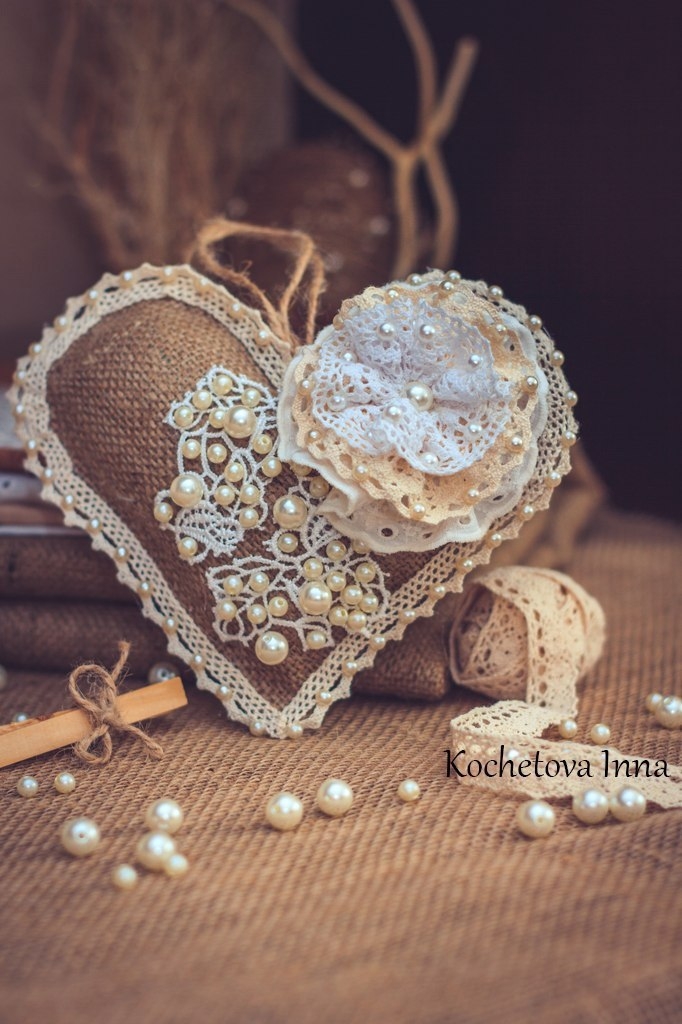 Валентинки-подвески из мешковины и кружева
