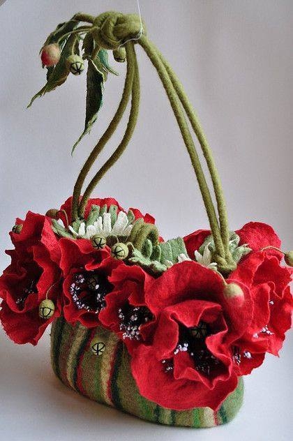 Шикарные цветочные сумочки в технике войлоковаляния