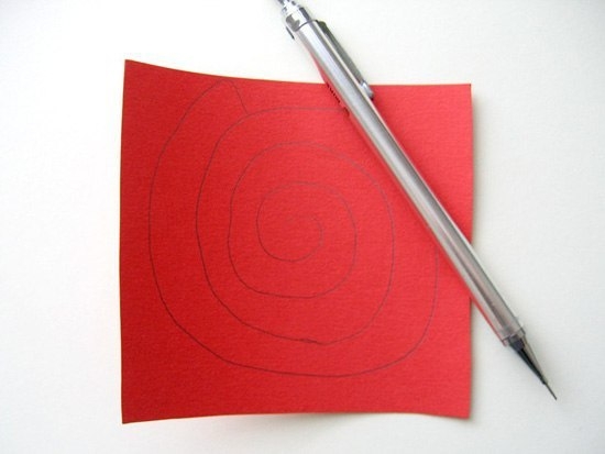 Сердце ко Дню влюбленных из спиральных бумажных цветов Сердце ко Дню влюбленных из спиральных бумажных цветов