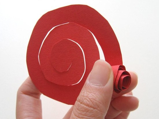 Сердце ко Дню влюбленных из спиральных бумажных цветов Сердце ко Дню влюбленных из спиральных бумажных цветов