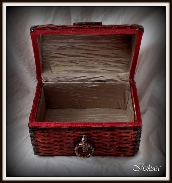 Сундук из газетных трубочек