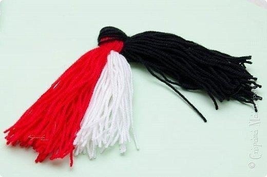 Для зимних композиций снегири из ниток