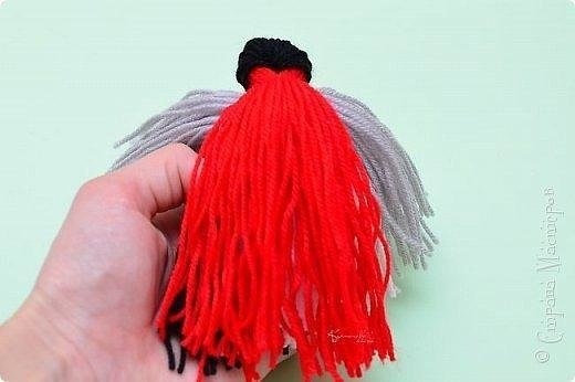 Для зимних композиций снегири из ниток