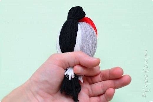 Для зимних композиций снегири из ниток