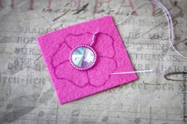 МК  Вышивка бисером кулона в виде простого цветка