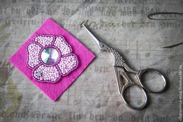 МК  Вышивка бисером кулона в виде простого цветка