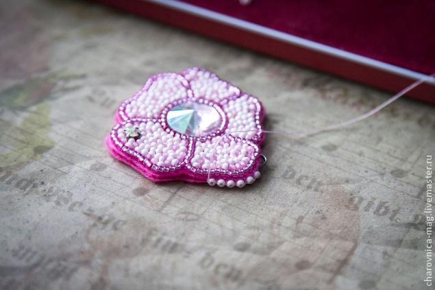 МК  Вышивка бисером кулона в виде простого цветка