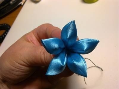 МК Цветок канзаши с острыми лепестками