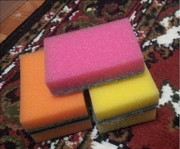 Миниатюрное кресло для кукол из обычных мочалок