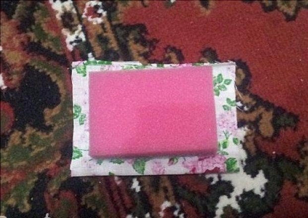 Миниатюрное кресло для кукол из обычных мочалок