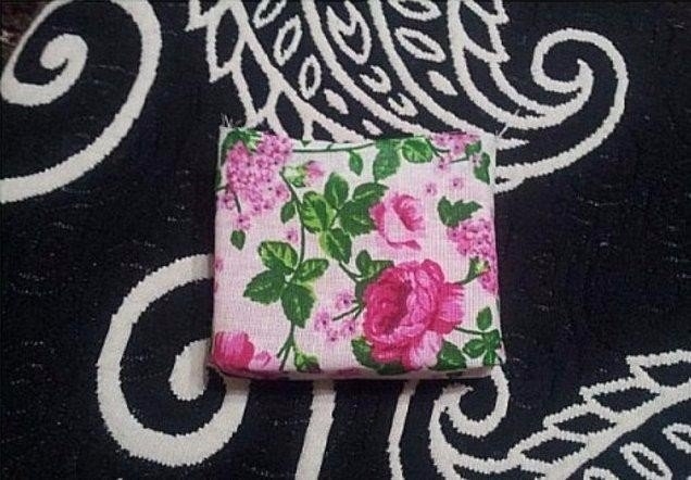 Миниатюрное кресло для кукол из обычных мочалок