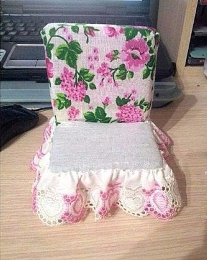 Миниатюрное кресло для кукол из обычных мочалок