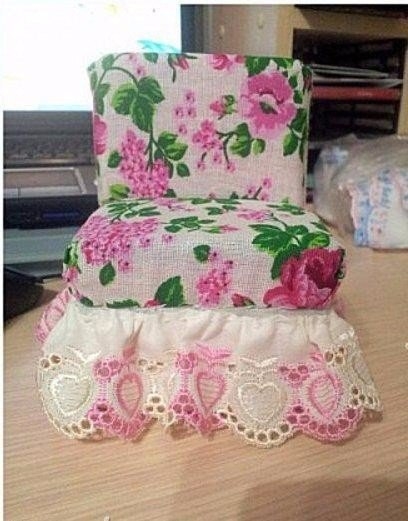 Миниатюрное кресло для кукол из обычных мочалок